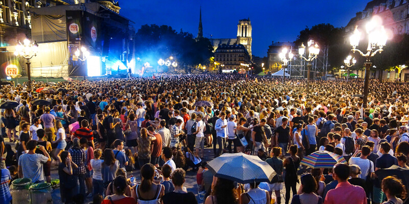 Fnac concert in front of Hôtel de Ville Fnac concert in front of Hôtel de Ville