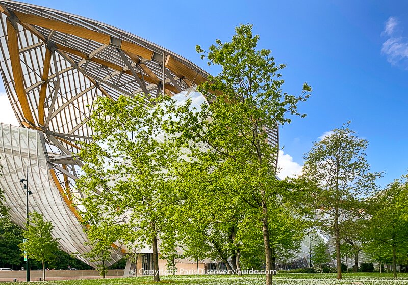 Fondation Louis Vuitton, where the stunning architicture is part of the art
