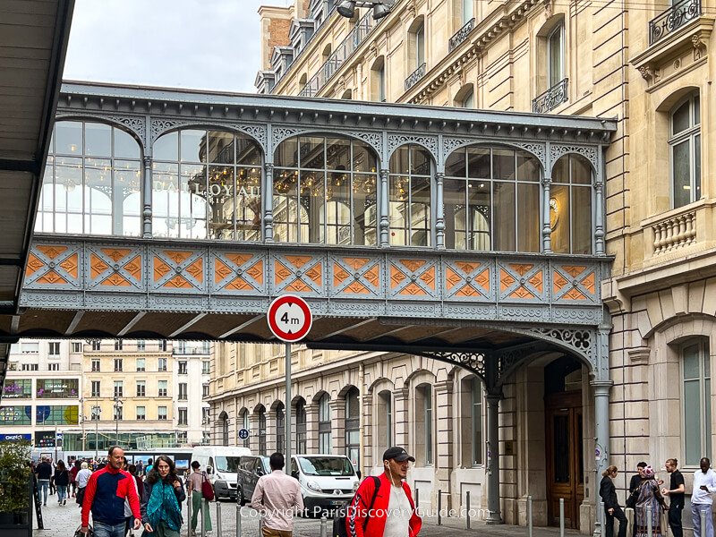 Man playing Mozart on the piano on Gare Saint-Lazare's top floor