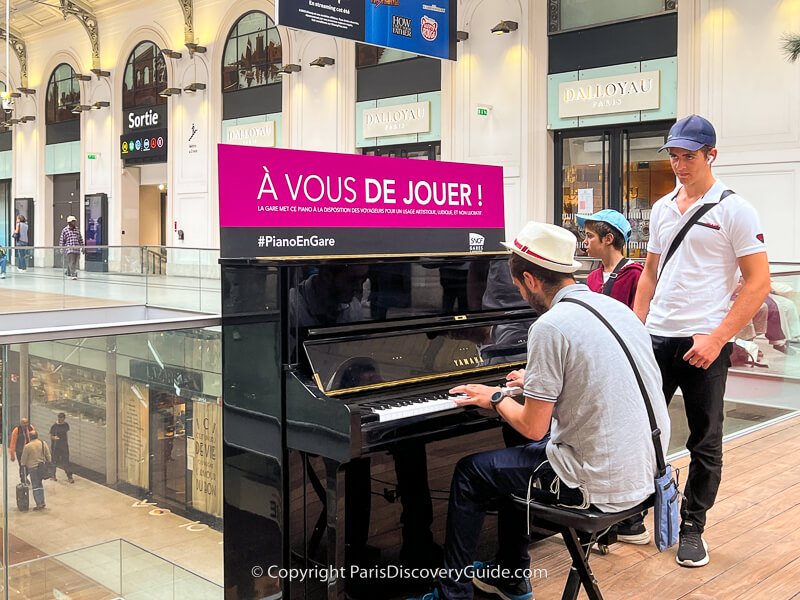 Man playing Mozart on the piano on Gare Saint-Lazare's top floor