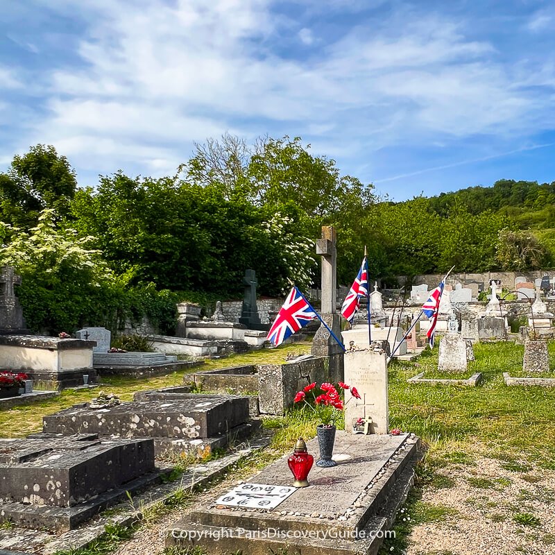 Giverny gravestone commemorating British airmen killed in an air attack during World War II