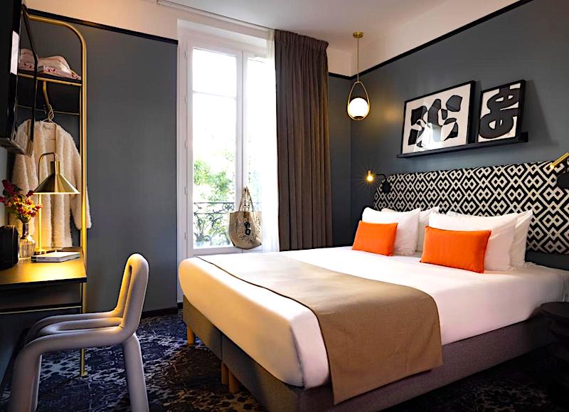 Standard guest room at Hotel Palais de Chaillot