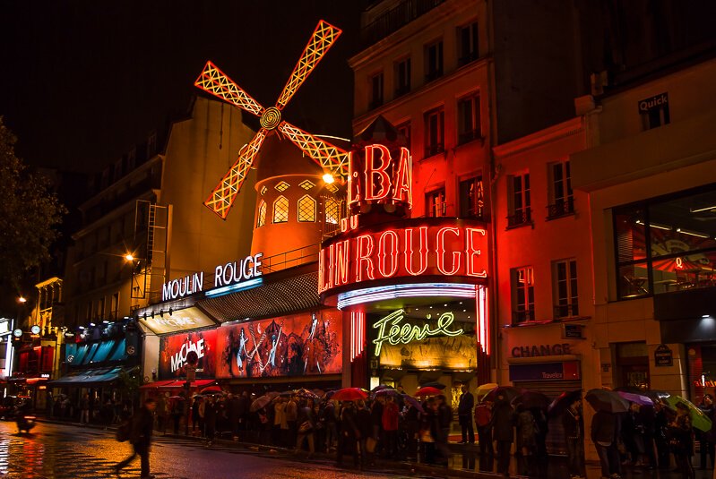 Moulin Rouge Caberet - Perfect spot to sip Champagne and enjoy a 3-course dinner on a rainy February evening - Photo credit: iStock.com/sonny2962