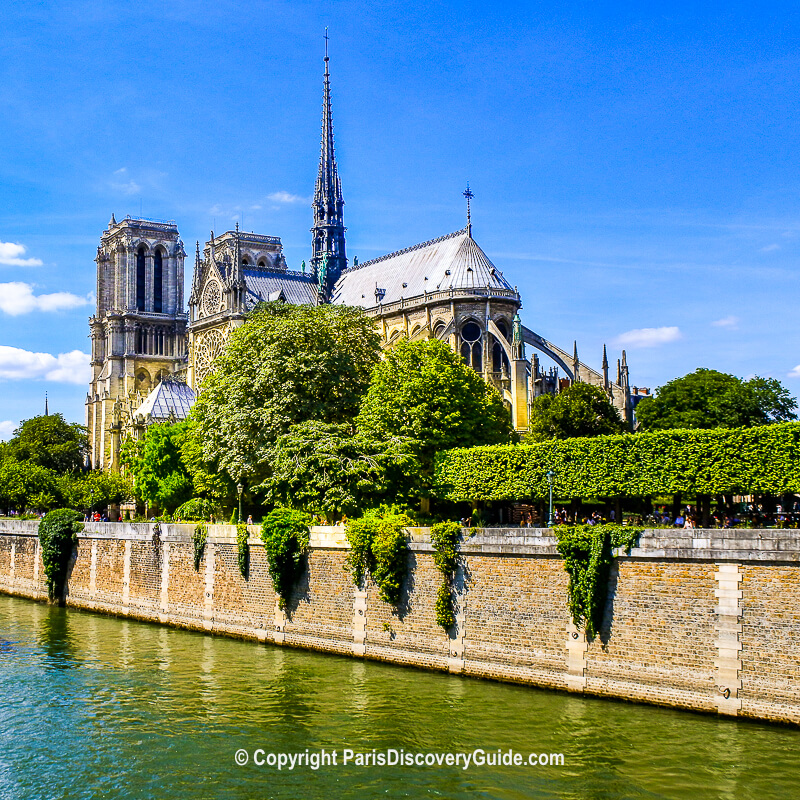 Notre Dame Cathedral overlooking the Seine River Notre Dame Cathedral overlooking the Seine River