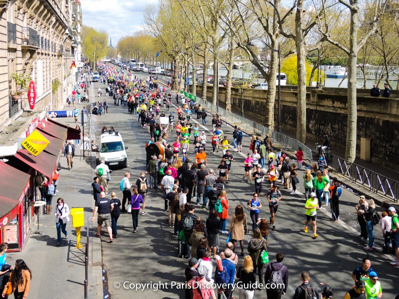 Paris Marathon runners near the Bir Hakeim Bridge across the Seine