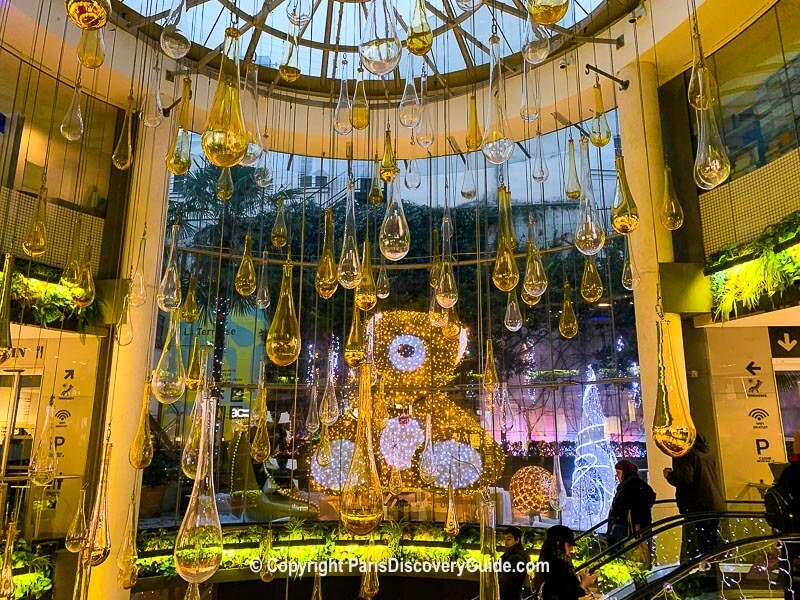 Murano chandelier over the escalators at Passage du Havre