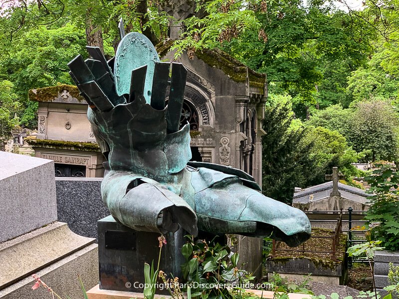 Sculpture by Andrey Lekarski on Nitzel tomb at Pere Lachaise