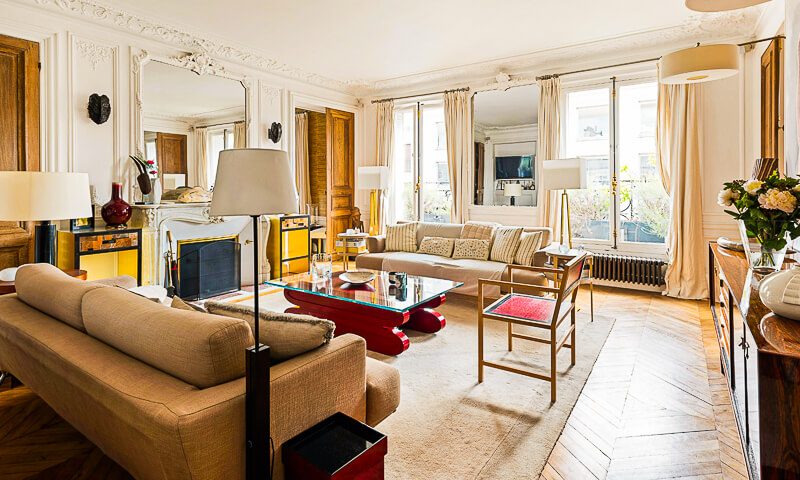 Living room in Plum Guide's 'Ash and Timber' apartment 