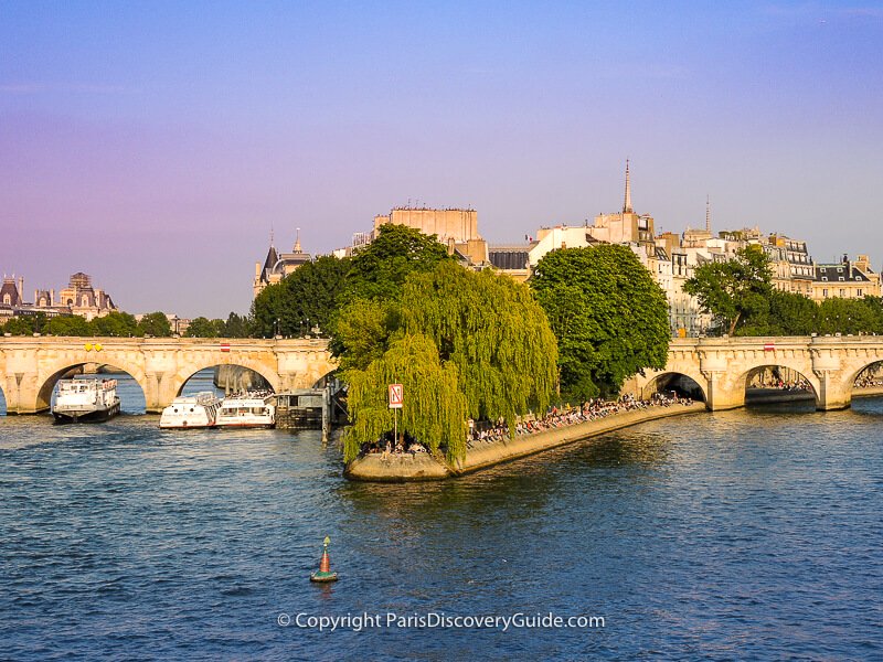 Pont Neuf bridge over the western end of Ile de la Cité, with the Square du Vert-Galant park on 