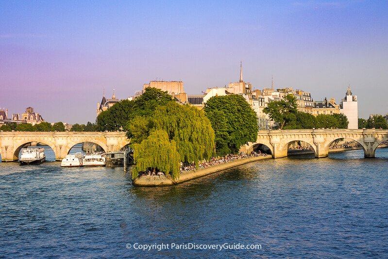 Skyline view of Ile de la Cité (and a bit of the Louvre on the Right Bank) and the Pont Neuf bridge