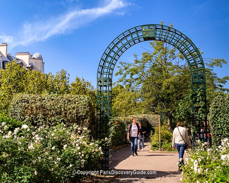 Walking along the elevated Promenade Plantée