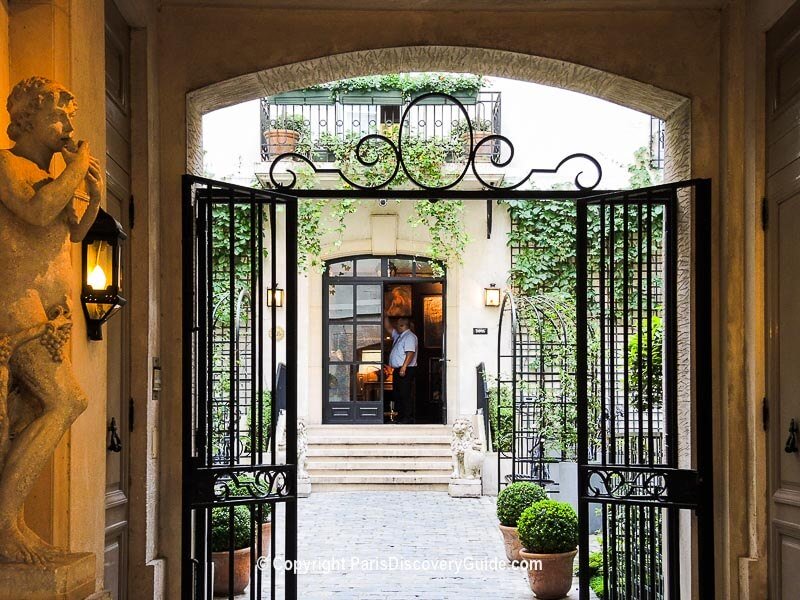 Relais Christine - Entrance and front garden