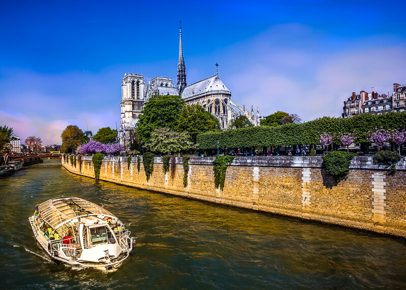 Dinner cruise boat cruise on the Seine River - Photo credit: istock photos/extravagantni