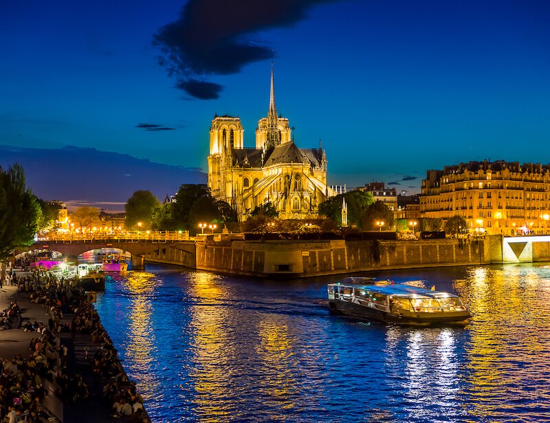 Cruise boat on Seine River at night - Photo credit: iStock/ake1150sb