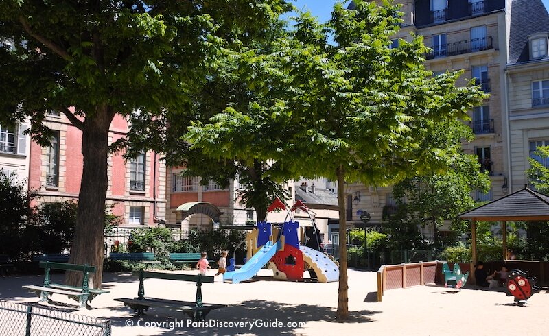 Square Léopold-Achille - children's playground
