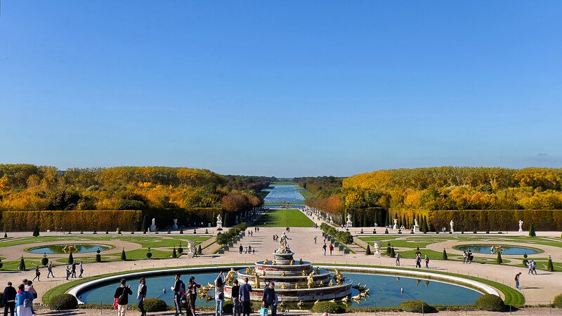 Latona's Fountain with the Green Carpet, Basin of Apollo (barely visible), and Grand Canal in the background - Photo credit: Patrick 