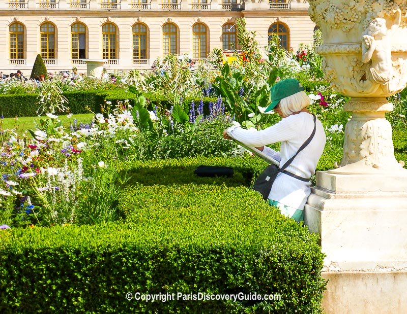 An artist at work in Versailles' garden 