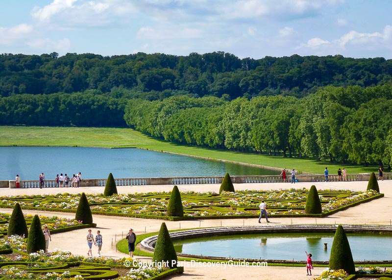 Formal gardens and pools at Versailles Chateau Formal gardens and pools at Versailles Chateau