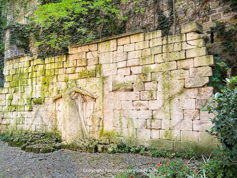 Victimes des Révolutions wall, (c) Paris Discovery Guide Victimes des Révolutions wall, (c) Paris Discovery Guide